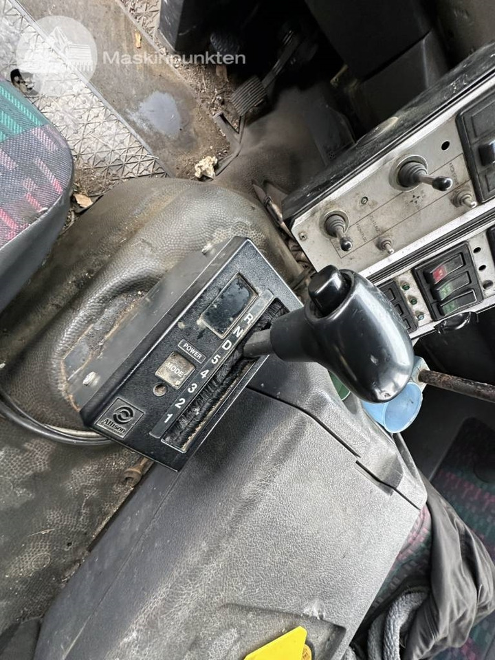 Camión multibasculante Mercedes-Benz 1117 L