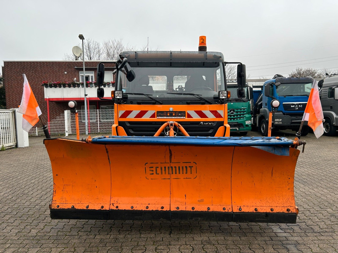 Camión multibasculante Mercedes-Benz 1824 Axor Abroller mit Schneeschild und Streuer