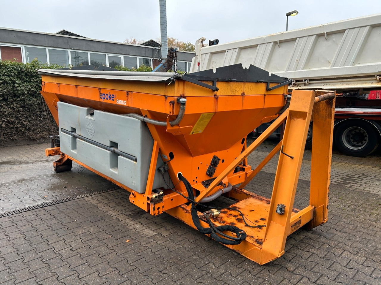 Camión multibasculante Mercedes-Benz 1824 Axor Abroller mit Schneeschild und Streuer