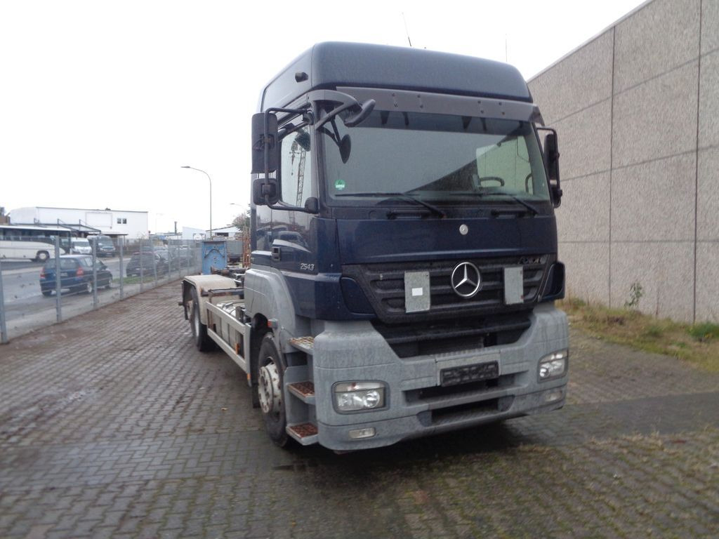 Camión multibasculante Mercedes-Benz 2543 L Hook lift truck