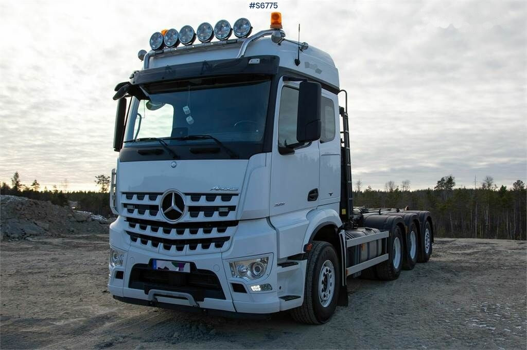 Camión multibasculante Mercedes-Benz AROCS 3251 8X4 Tridem Hook Truck