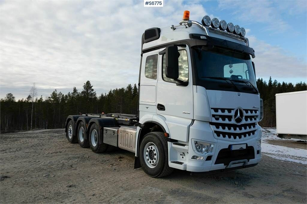Camión multibasculante Mercedes-Benz AROCS 3251 8X4 Tridem Hook Truck