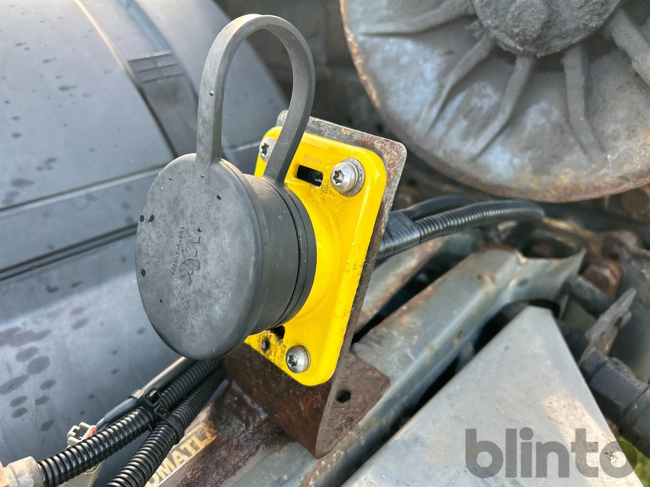 Camión multibasculante Mercedes-Benz Arocs 3251LK 8x4 - JOAB L24