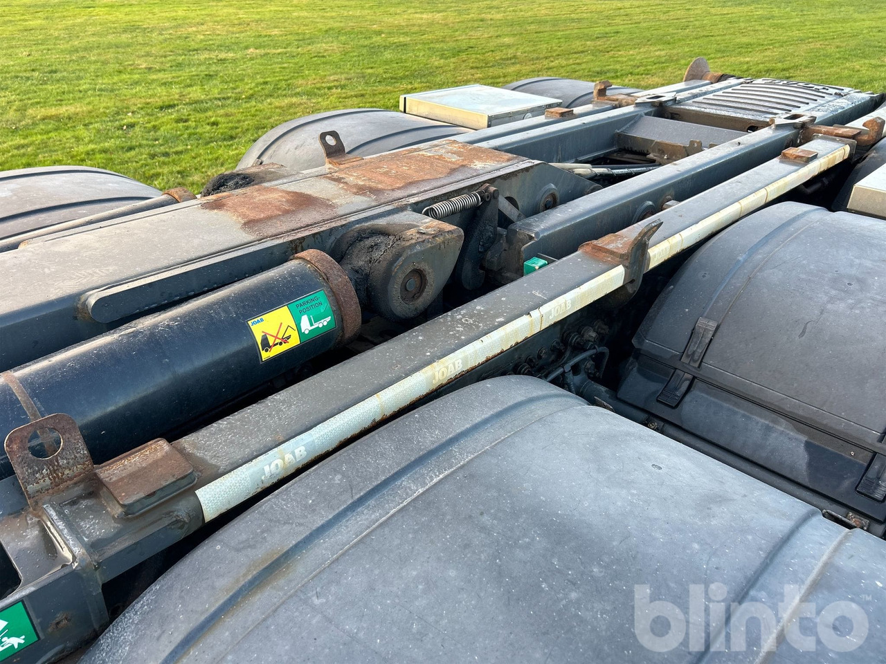 Camión multibasculante Mercedes-Benz Arocs 3251LK 8x4 - JOAB L24