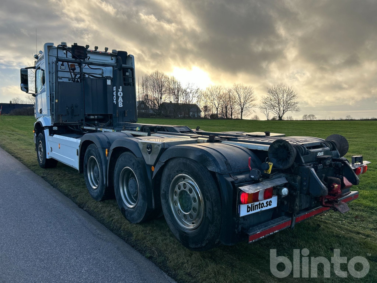 Camión multibasculante Mercedes-Benz Arocs 3251LK 8x4 - JOAB L24
