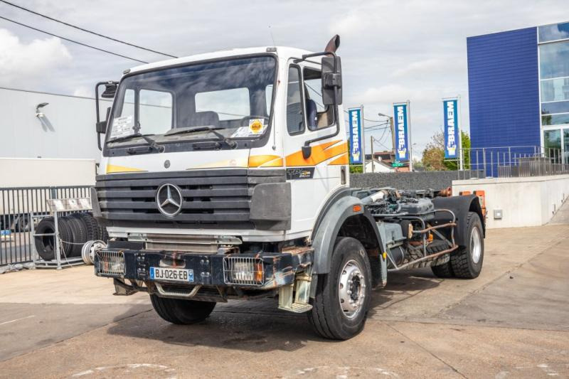 Camión multibasculante Mercedes SK 2024 HN
