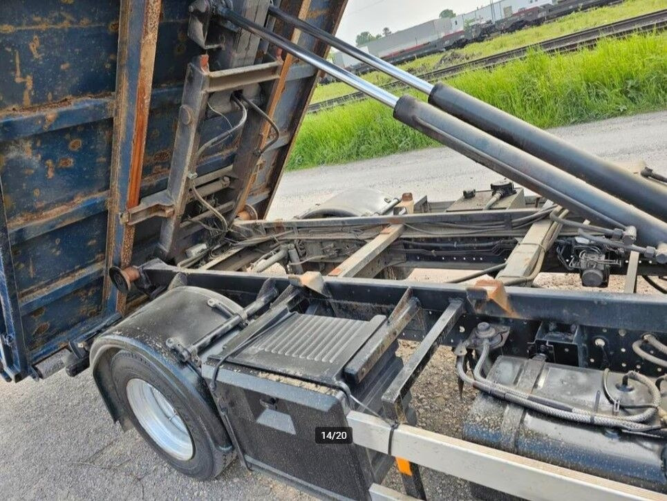 Camión multibasculante Mitsubishi Canter Hook lift truck