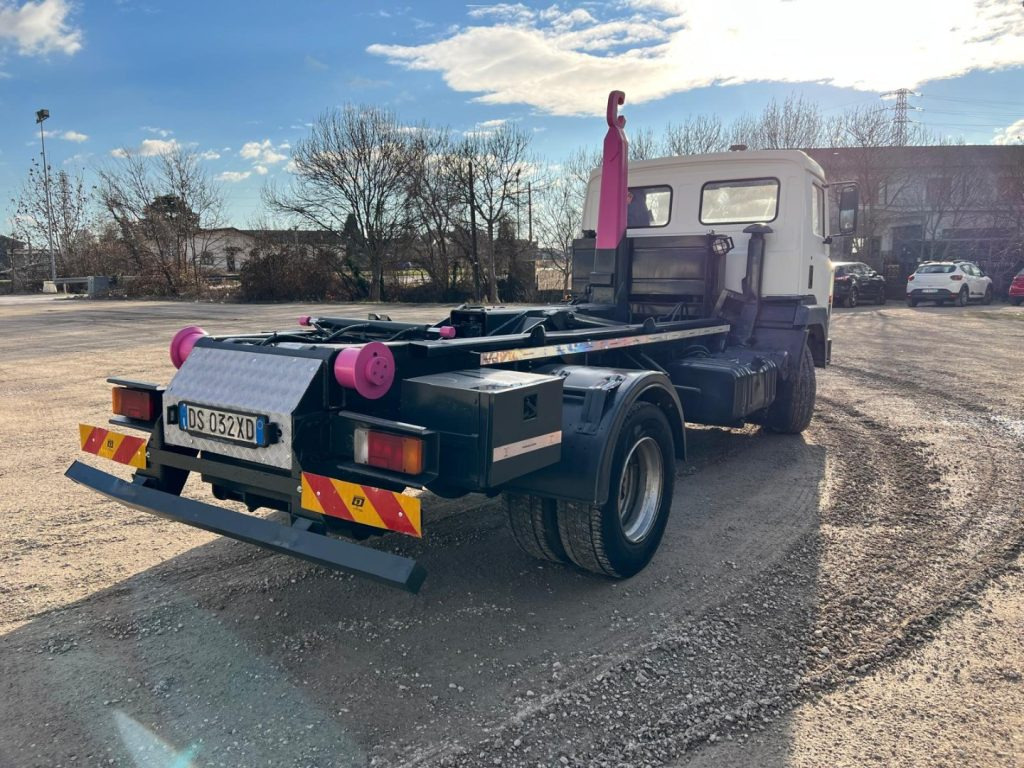 Camión multibasculante NISSAN 130/115 SCARRABILE