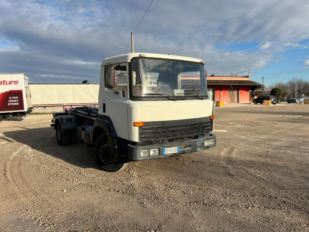 Camión multibasculante NISSAN 130/115 SCARRABILE