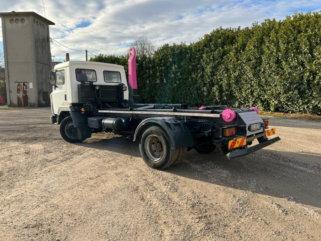 Camión multibasculante NISSAN 130/115 SCARRABILE