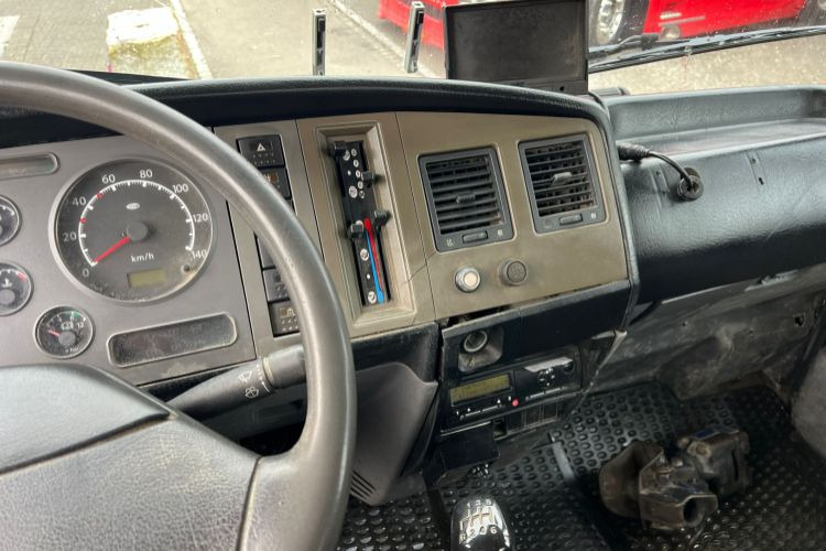 Camión multibasculante Nissan Atleon 80.19 4x2 Hooklift