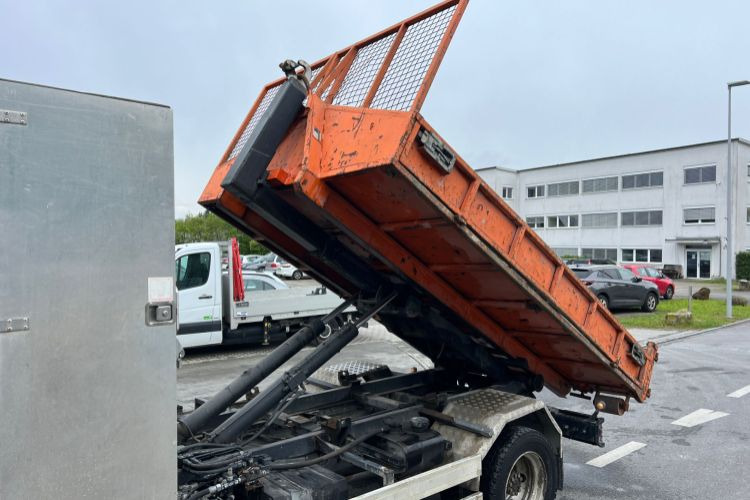 Camión multibasculante Nissan Atleon 80.19 4x2 Hooklift