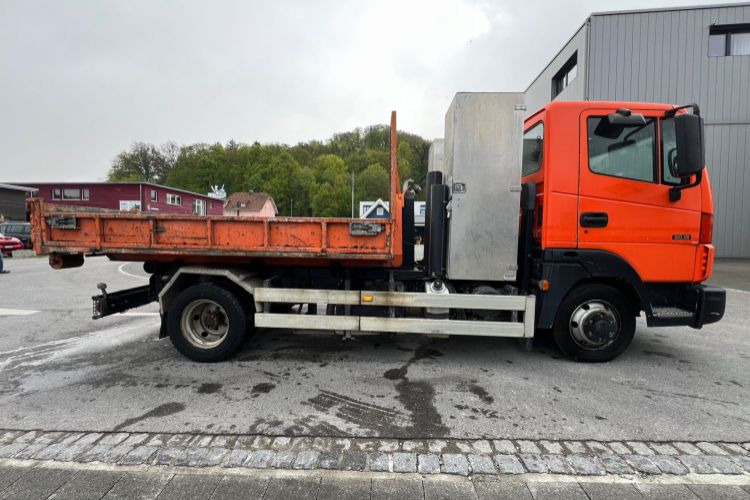 Camión multibasculante Nissan Atleon 80.19 4x2 Hooklift