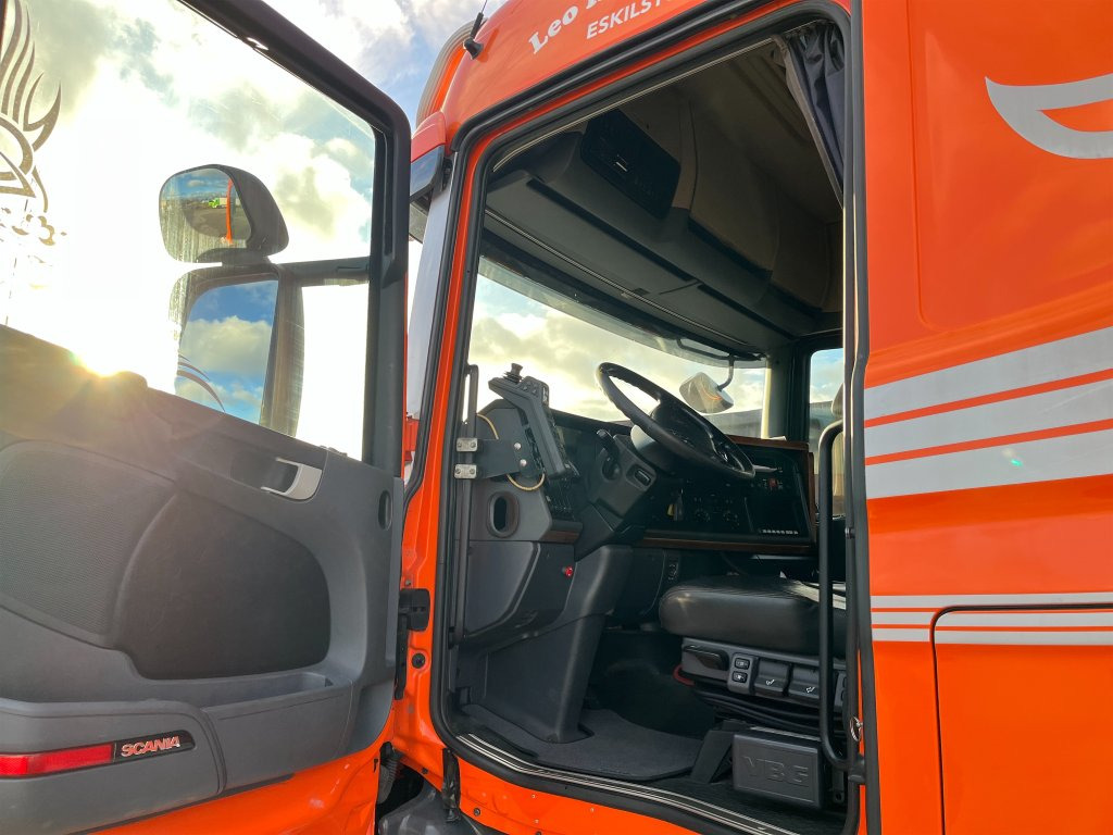 Camión multibasculante SCANIA R490LB6x2*4