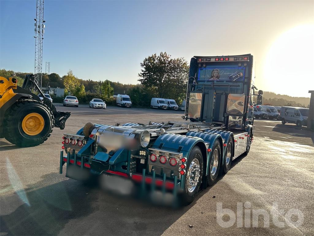 Camión multibasculante SCANIA R560LB 8X4 med HIAB 24T krok