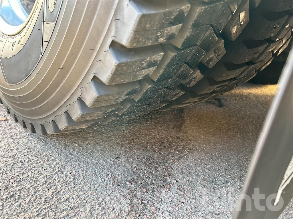 Camión multibasculante SCANIA R560LB 8X4 med HIAB 24T krok