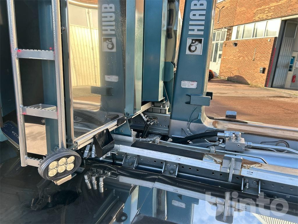 Camión multibasculante SCANIA R560LB 8X4 med HIAB 24T krok