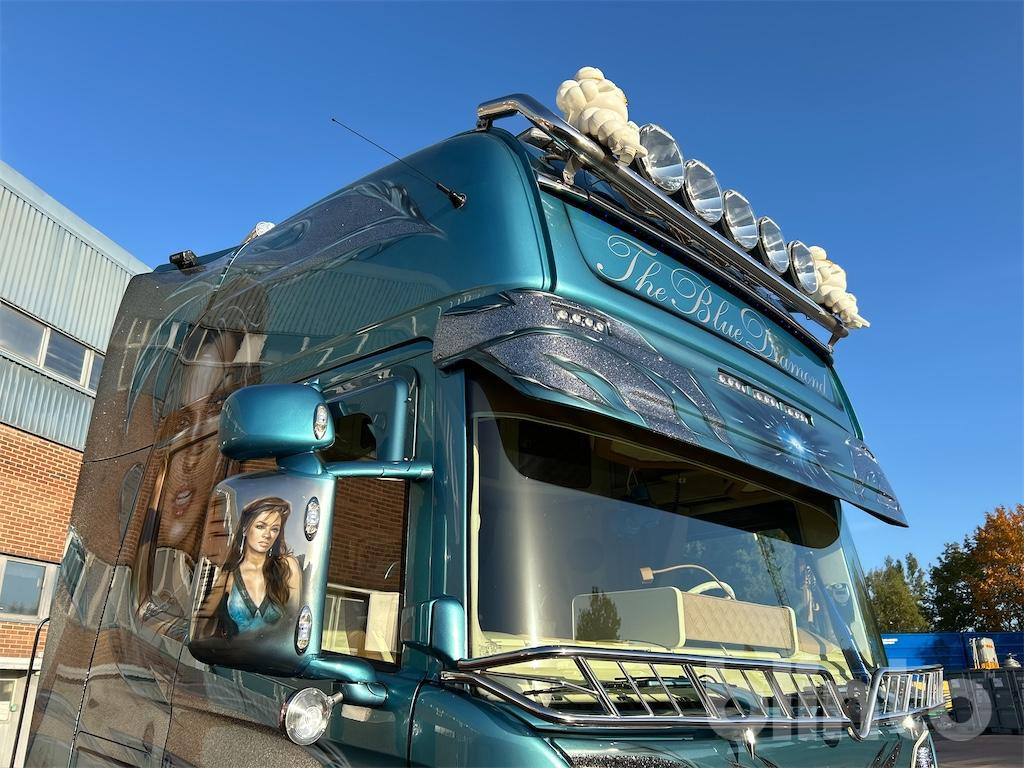 Camión multibasculante SCANIA R560LB 8X4 med HIAB 24T krok