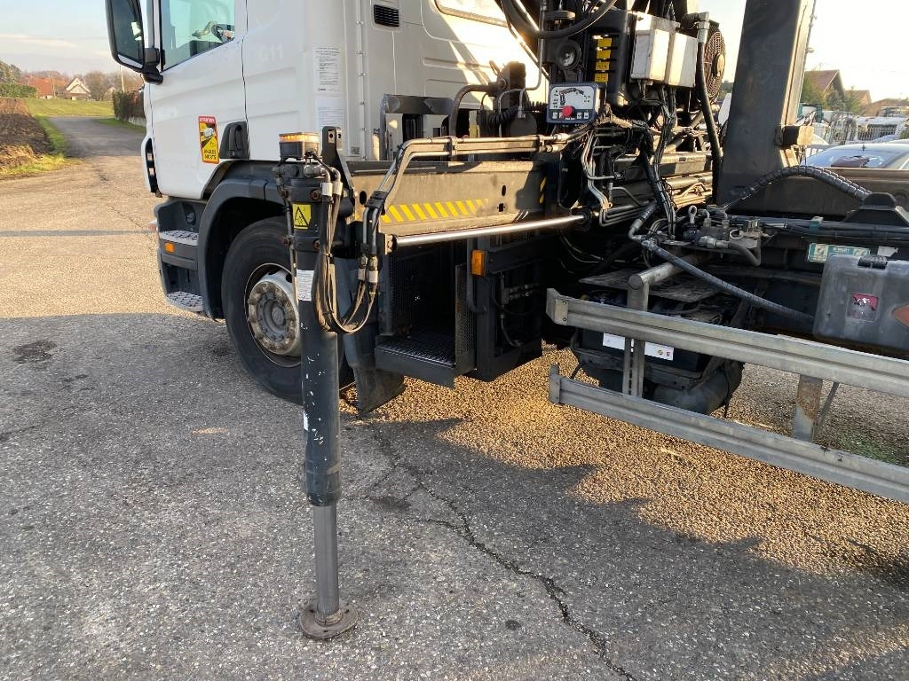 Camión multibasculante Scania P360/HYVALIFT/HIAB 144B a réparer