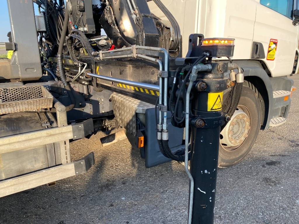 Camión multibasculante Scania P360/HYVALIFT/HIAB 144B a réparer