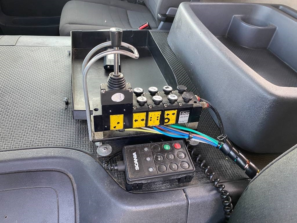 Camión multibasculante Scania P360/HYVALIFT/HIAB 144B a réparer