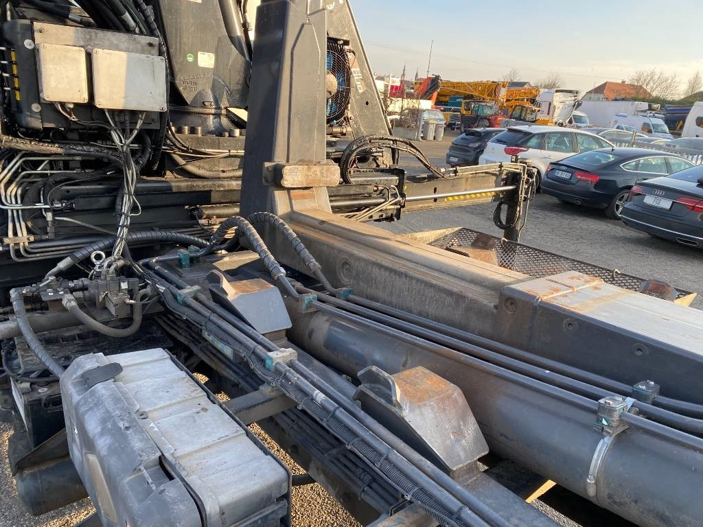 Camión multibasculante Scania P360/HYVALIFT/HIAB 144B a réparer