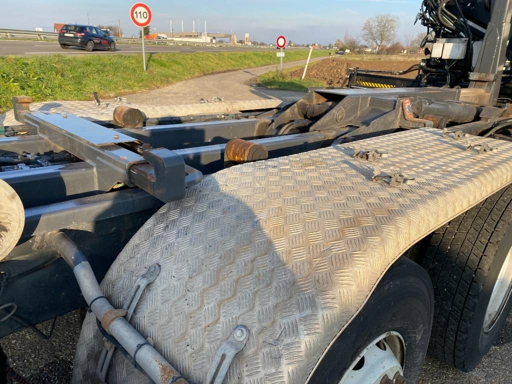 Camión multibasculante Scania P360/HYVALIFT/HIAB 144B a réparer