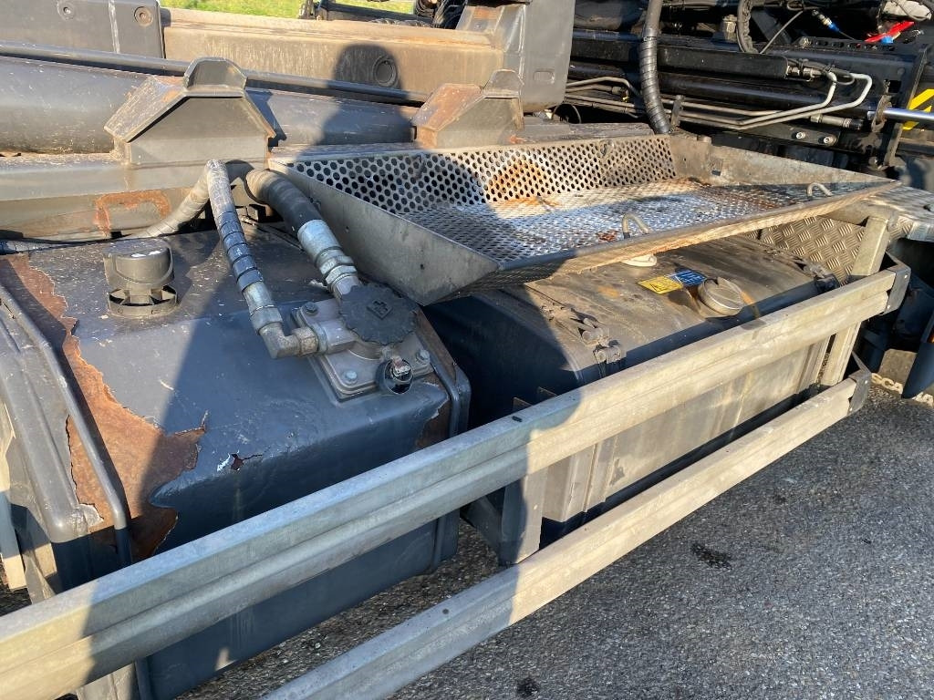 Camión multibasculante Scania P360/HYVALIFT/HIAB 144B a réparer