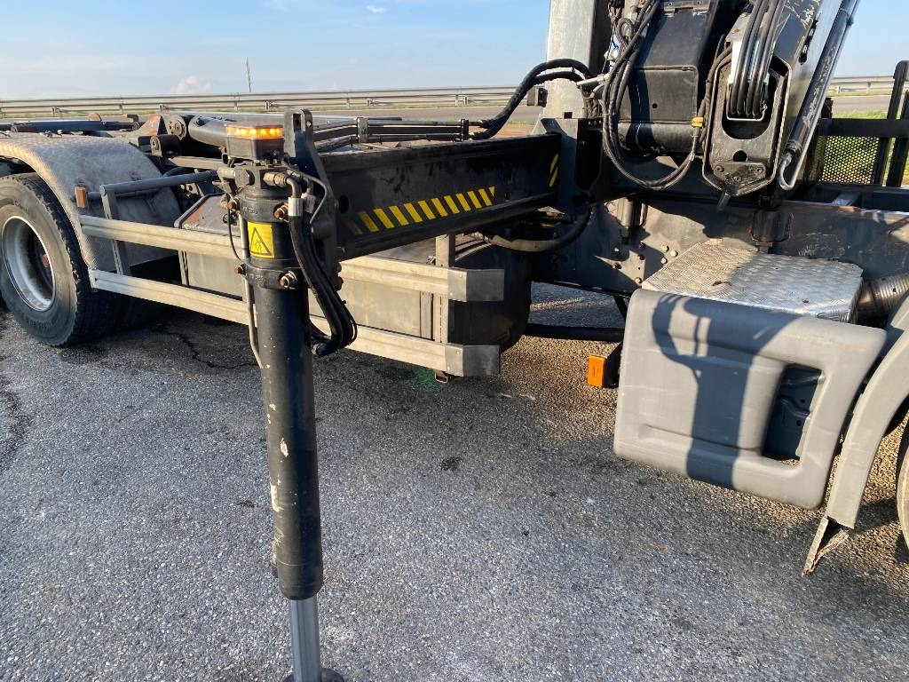 Camión multibasculante Scania P360/HYVALIFT/HIAB 144B a réparer