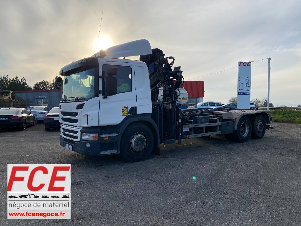 Camión multibasculante Scania P360/HYVALIFT/HIAB 144B a réparer
