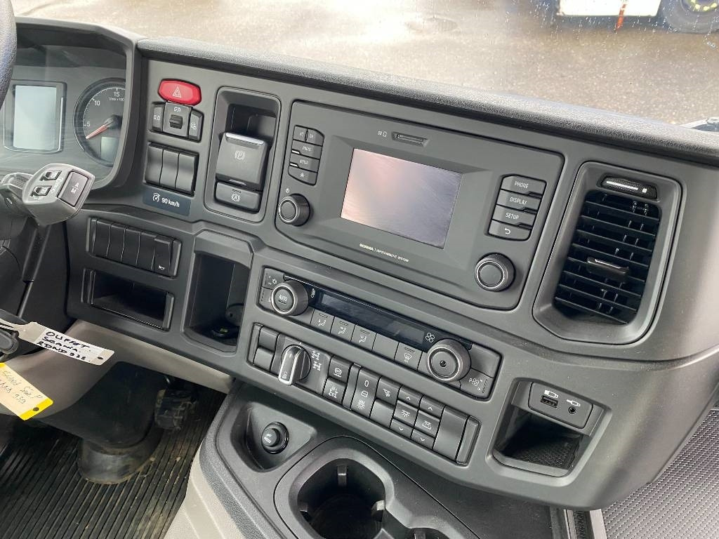 Camión multibasculante Scania P420 XT-3Pedales / PALFINGER PTH20SLD5 endommagé