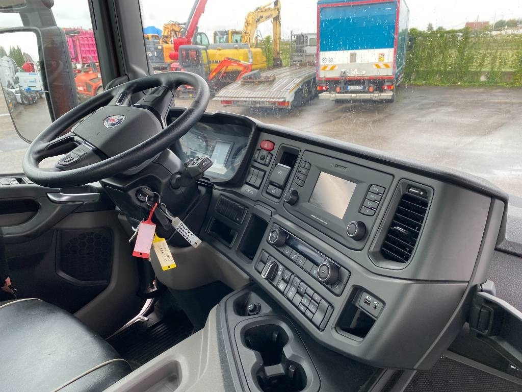 Camión multibasculante Scania P420 XT-3Pedales / PALFINGER PTH20SLD5 endommagé
