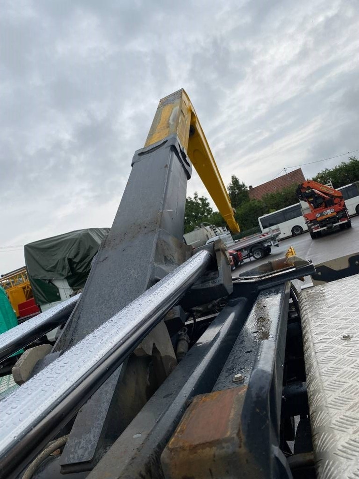 Camión multibasculante Scania P420 XT-3Pedales / PALFINGER PTH20SLD5 endommagé