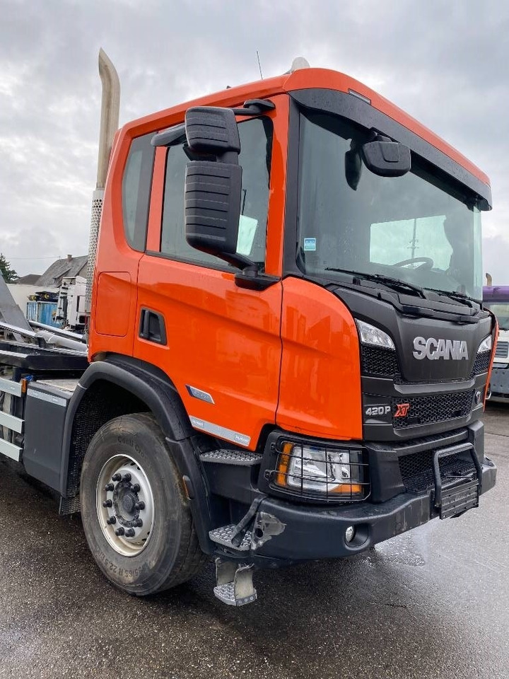 Camión multibasculante Scania P420 XT-3Pedales / PALFINGER PTH20SLD5 endommagé