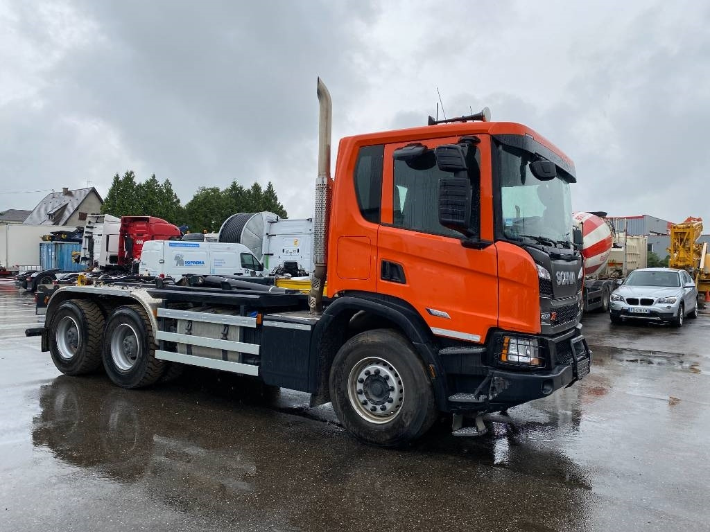 Camión multibasculante Scania P420 XT-3Pedales / PALFINGER PTH20SLD5 endommagé