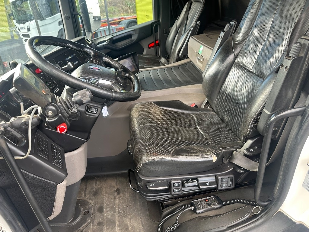 Camión multibasculante Scania P 370 6x2*4