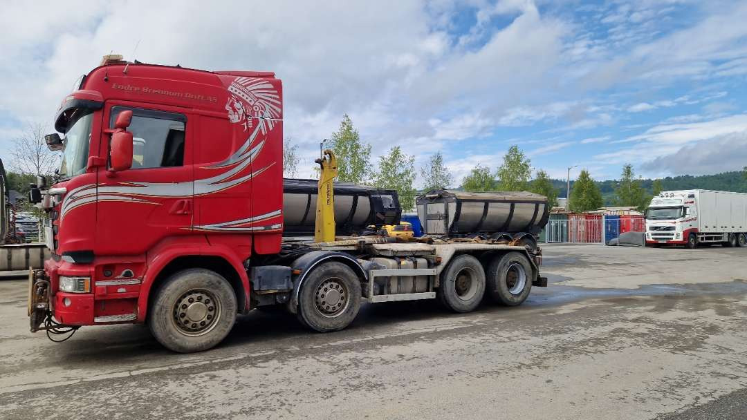 Camión multibasculante Scania R580 Brøytebil med sideplog og hydraulisk saltsystem