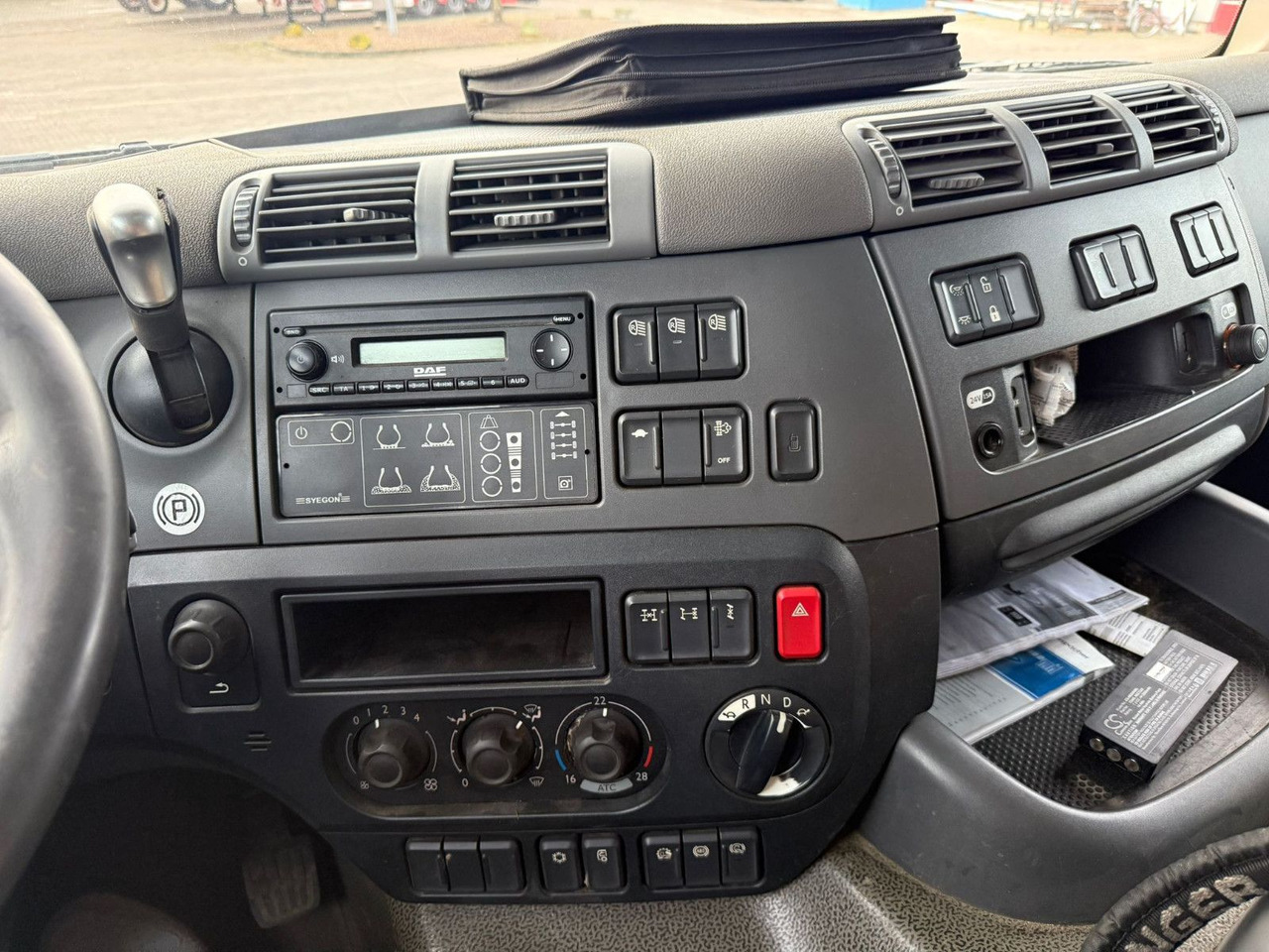 Camión multibasculante Tatra Phoenix 8x8 Paflinger Kran Hakengerät