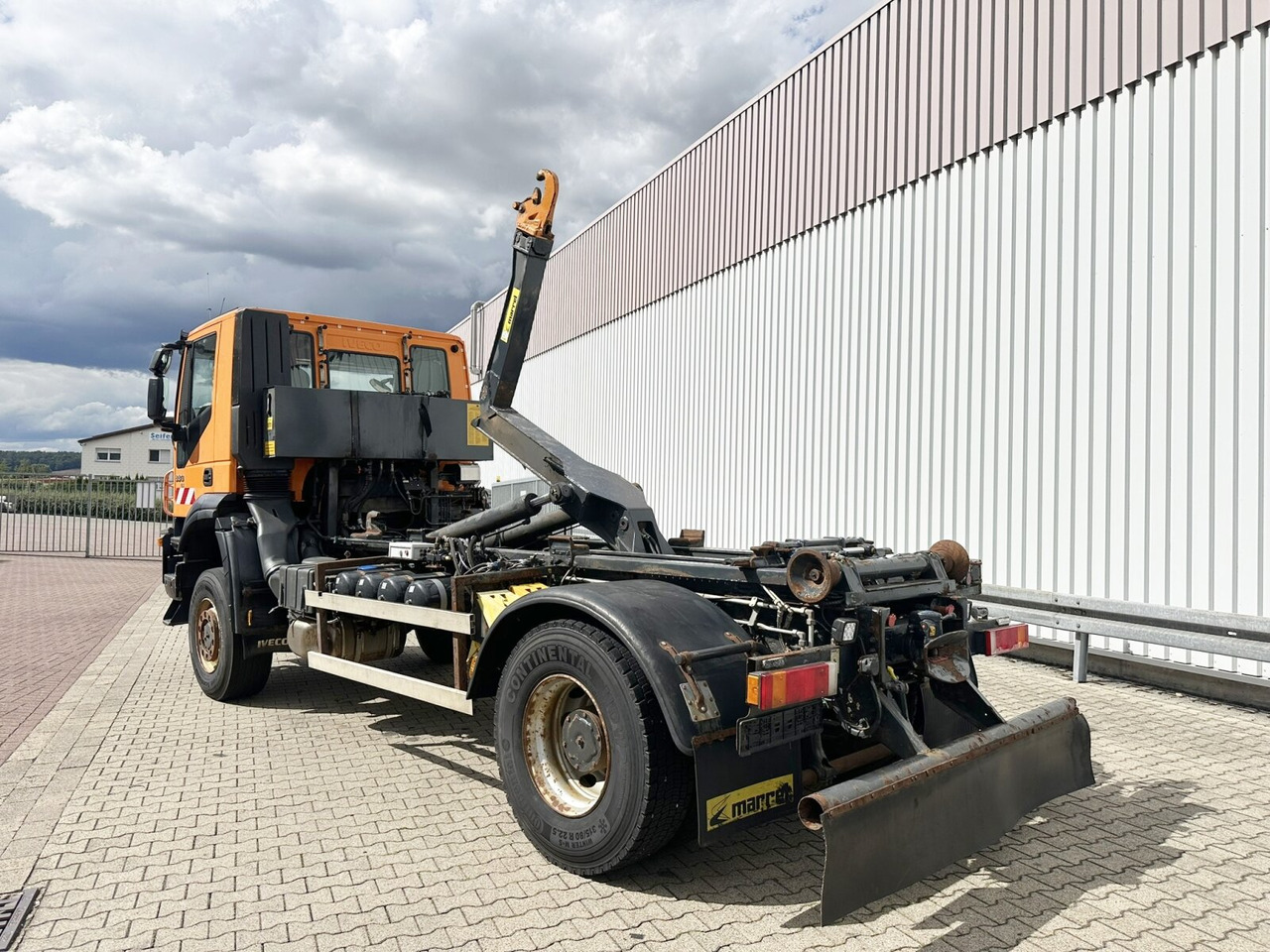 Camión multibasculante Trakker AD190T33WP 4x4 Trakker AD190T33WP 4x4, Winterdienstausstattung