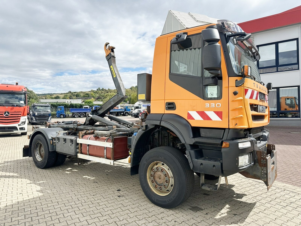 Camión multibasculante Trakker AD190T33WP 4x4 Trakker AD190T33WP 4x4, Winterdienstausstattung