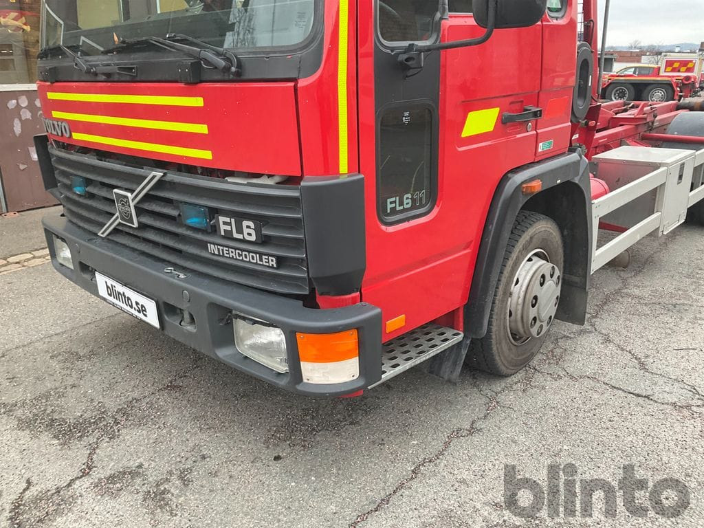 Camión multibasculante VOLVO FL 611 4X2