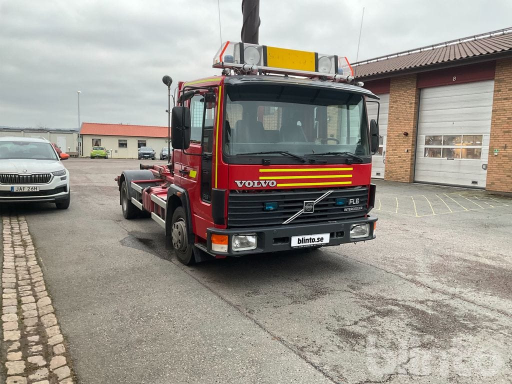 Camión multibasculante VOLVO FL 611 4X2