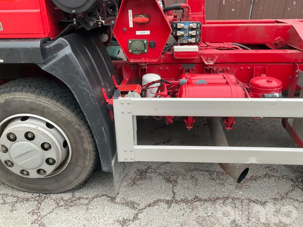 Camión multibasculante VOLVO FL 611 4X2