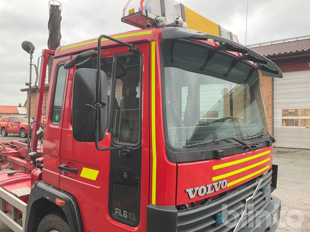 Camión multibasculante VOLVO FL 611 4X2