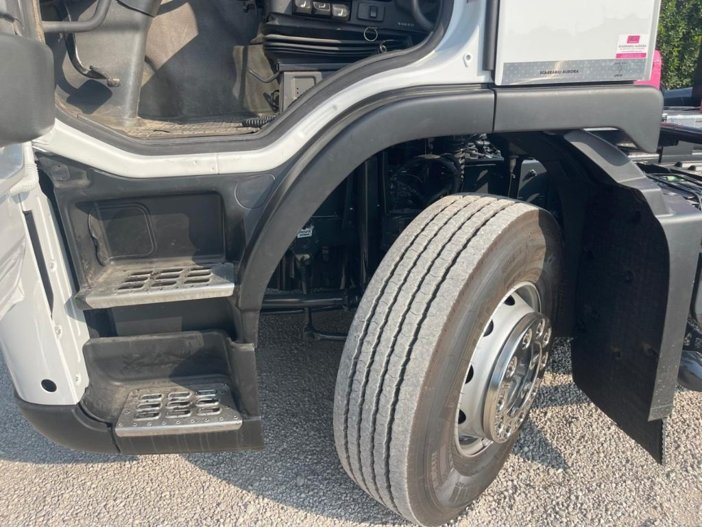 Camión multibasculante VOLVO FM9 SCARRABILE