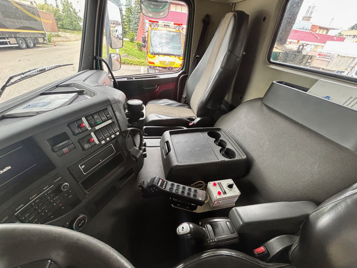 Camión multibasculante VOLVO FMX-500    8x4R