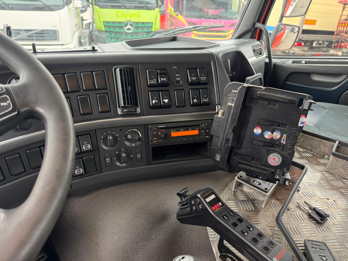 Camión multibasculante VOLVO FMX-500 8x4 Hiab 26T