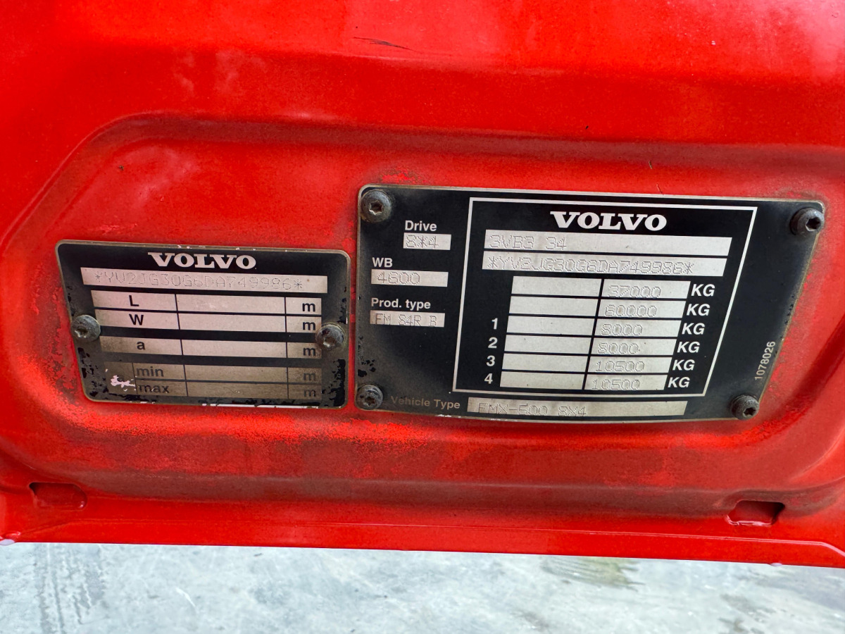 Camión multibasculante VOLVO FMX-500 8x4 Hiab 26T