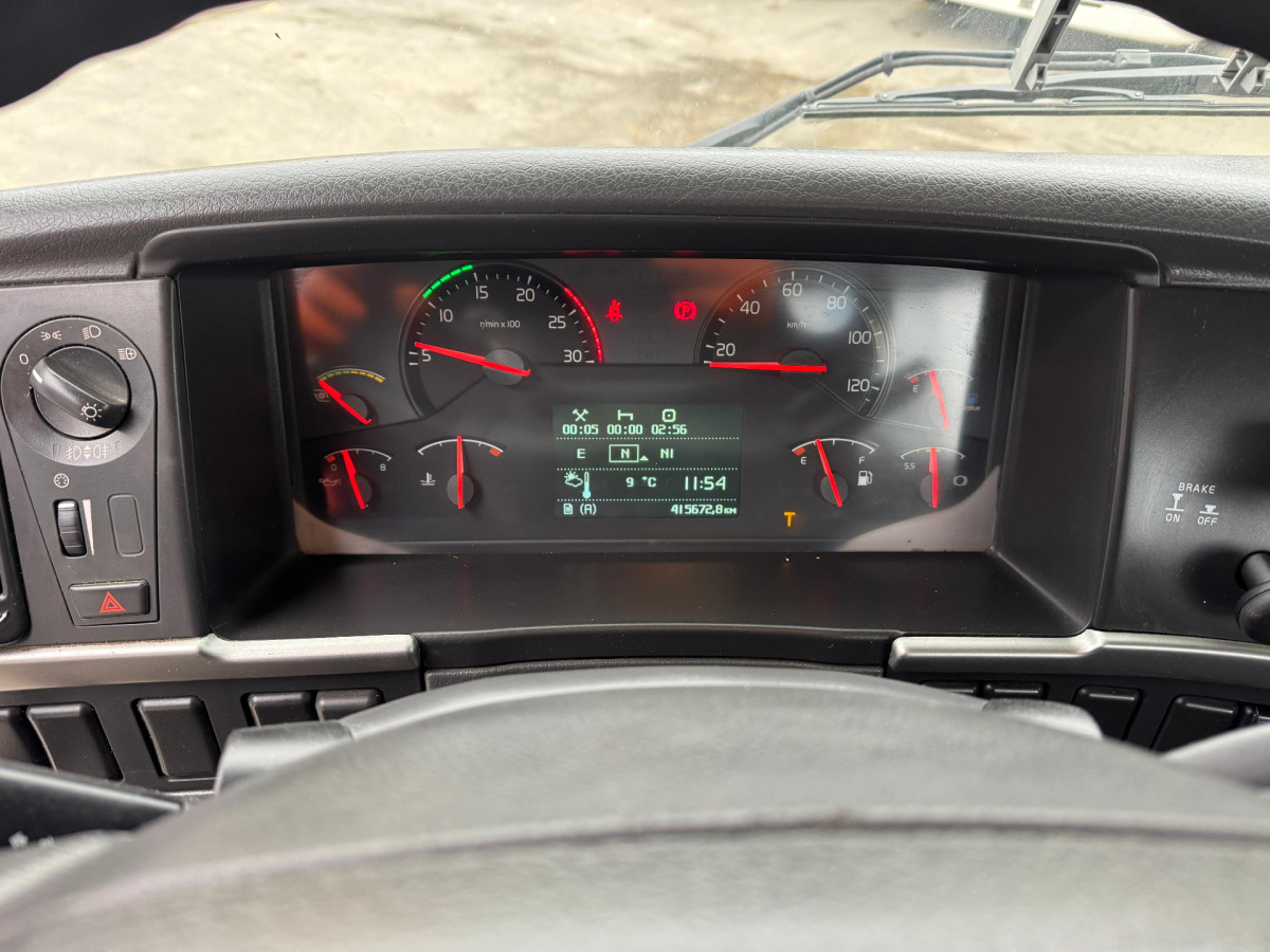 Camión multibasculante VOLVO FMX-500 8x4 Hiab 26T