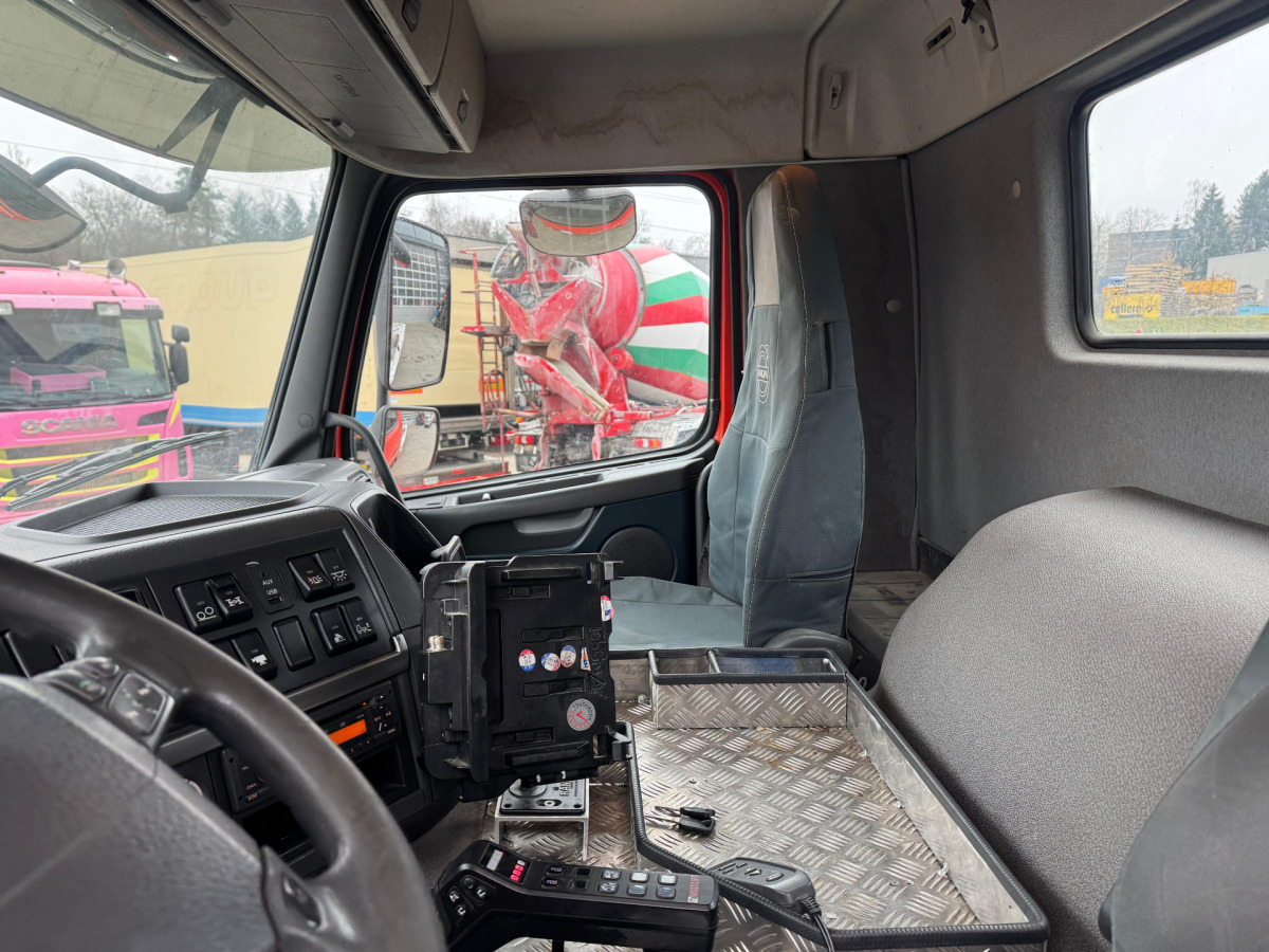 Camión multibasculante VOLVO FMX-500 8x4 Hiab 26T